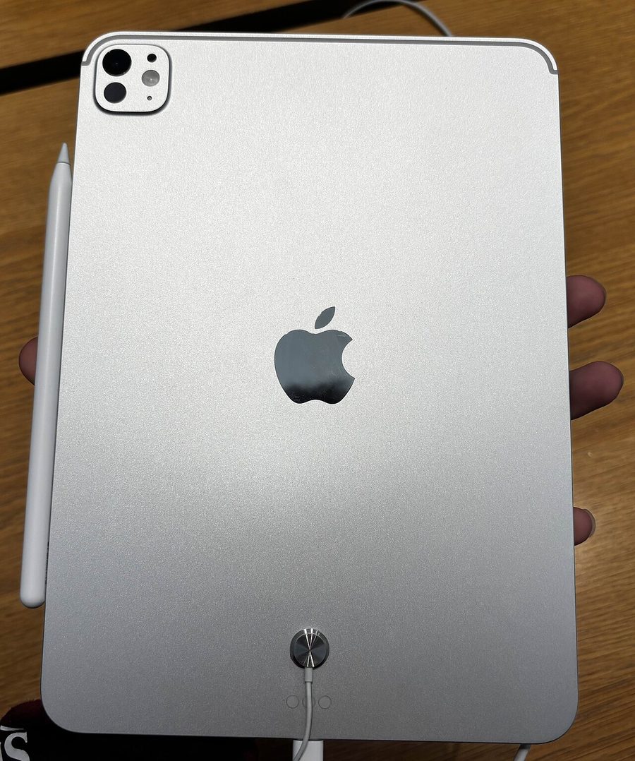 銀色 iPad Pro 11 吋 M5 的背面，左上角是相機模組